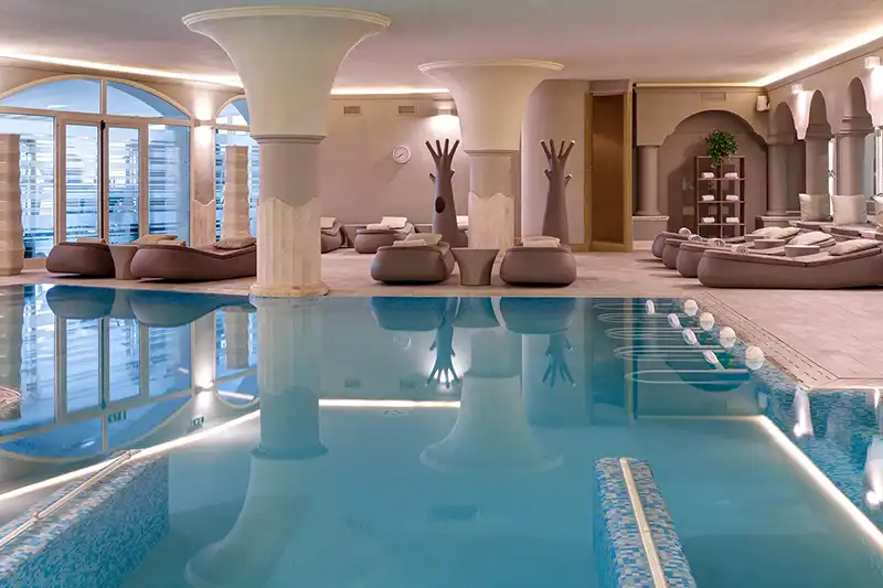 Spa avec piscine intérieure à l’Almar Timi Ama Villasimius en Sardaigne