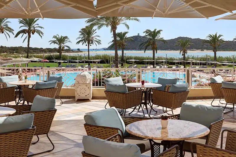 Terrasse de l’Almar Timi Ama Villasimius avec vue sur le lagon en Sardaigne