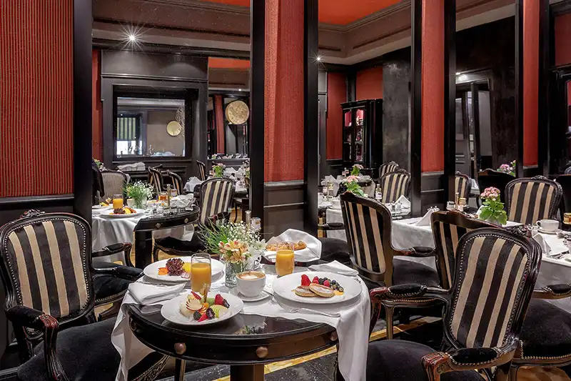 Petit-déjeuner au Baglioni Hotel Regina Rome dans un décor élégant