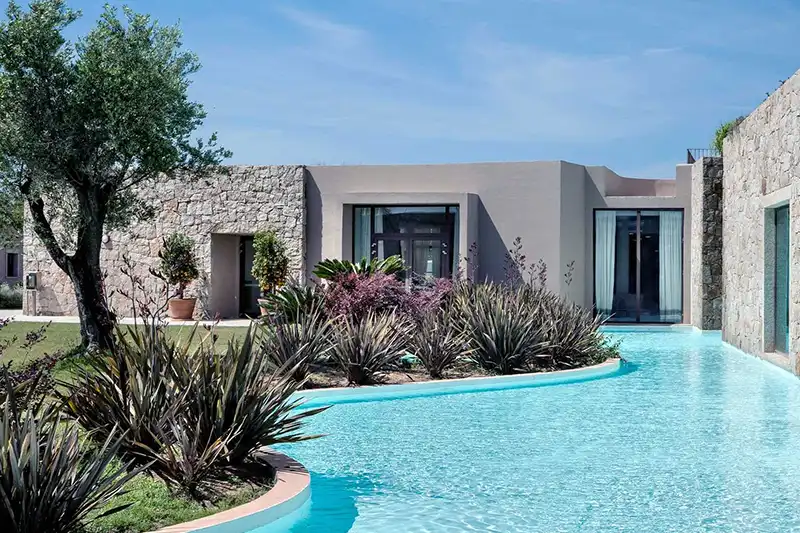 Piscine et villa du Baglioni Resort Sardinia en Sardaigne