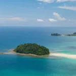 Vue aérienne d’un littoral tropical à Bornéo en Malaisie, future destination Club Med
