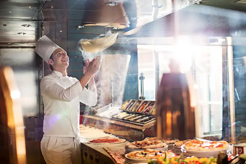 Préparation de pizza à bord d’un navire Costa lors d’une croisière été 2027