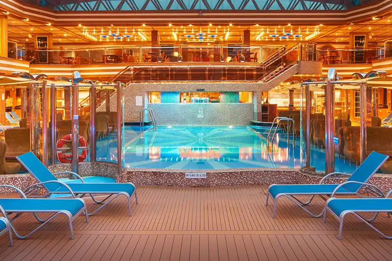 Espace piscine et détente à bord d’un navire Costa pour l’été 2027