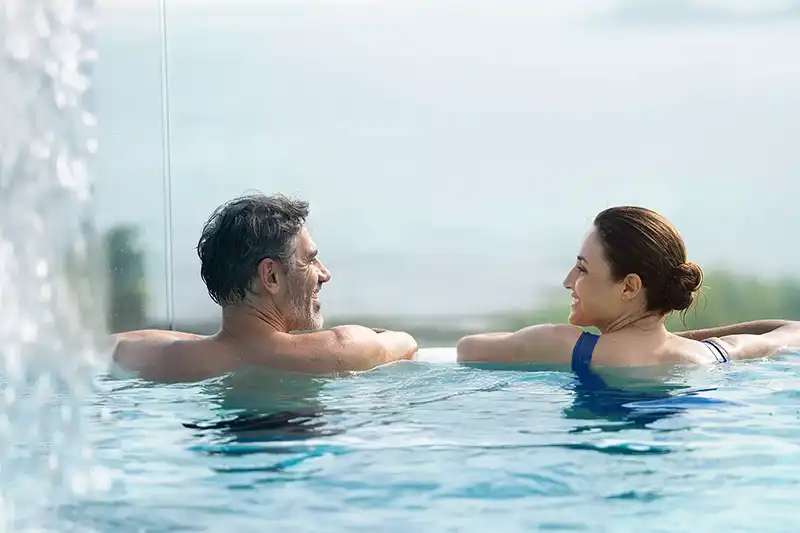 Bassin extérieur de thalasso à l’Emeria Dinard Hôtel Thalasso & Spa