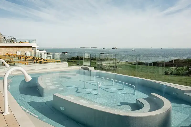 Piscine extérieure de l’Emeria Dinard Hôtel Thalasso & Spa avec vue mer