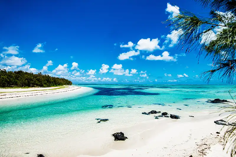 Plage de sable blanc et lagon turquoise à l’île Maurice