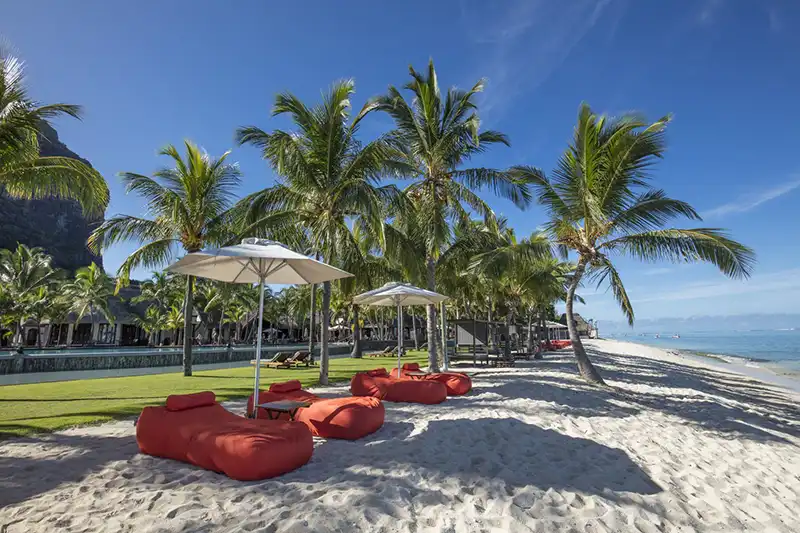 Plage de l’île Maurice avec palmiers et transats face au lagon