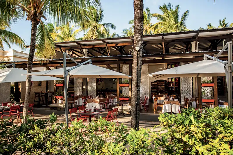 Restaurant en extérieur dans un hôtel Beachcomber à l’île Maurice