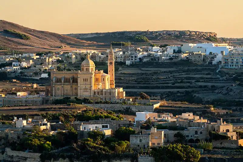 Vue sur Gozo et le sanctuaire de Ta’ Pinu pendant le séjour découverte Malte Expérience