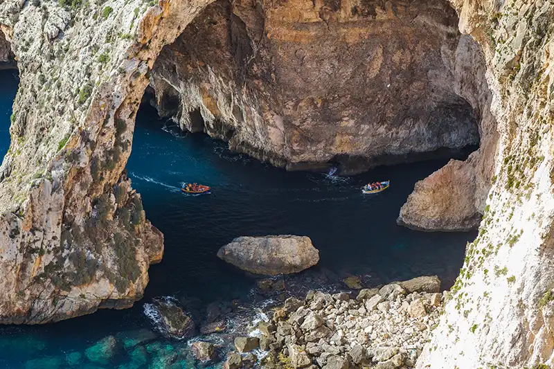 Vue sur la Grotte Bleue à Malte près de Wied iż-Żurrieq durant le séjour découverte Malte Expérience