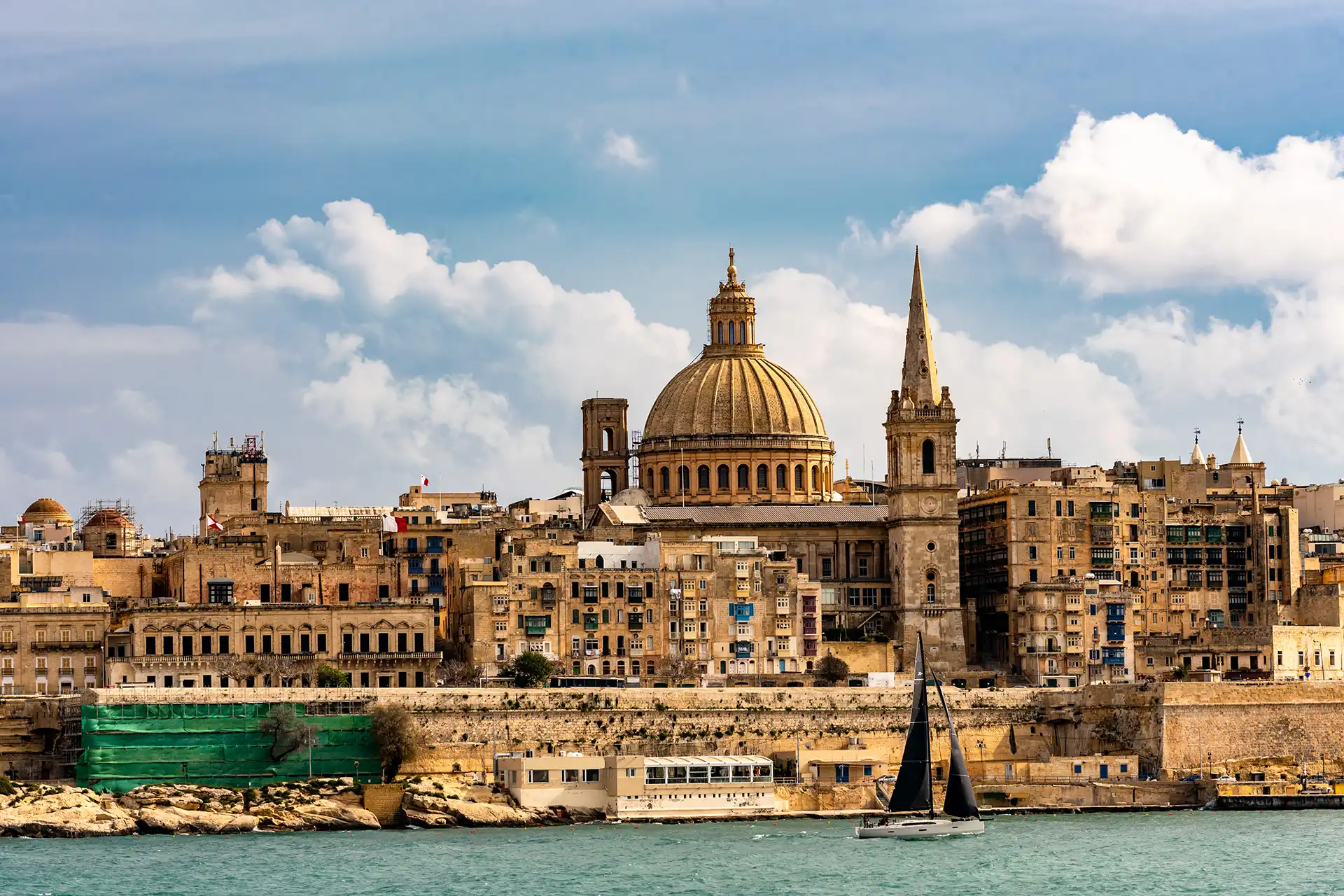 Vue sur La Valette à Malte depuis la mer pour le séjour découverte Malte Expérience
