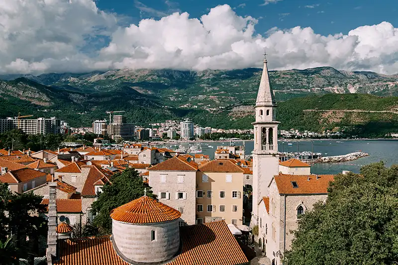 Église de la Sainte-Trinité près de la cathédrale Saint-Jean parmi de vieilles maisons aux toits rouges. Budva