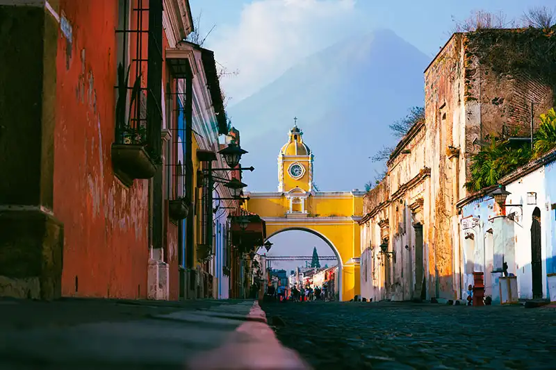 Guatemala Antigua arche coloniale et rue historique