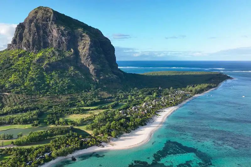 île Maurice lagon et plage au pied du Morne Brabant