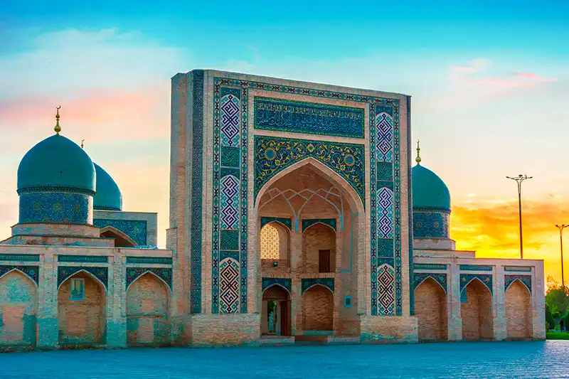 Ouzbékistan médersa historique à Samarcande au coucher du soleil