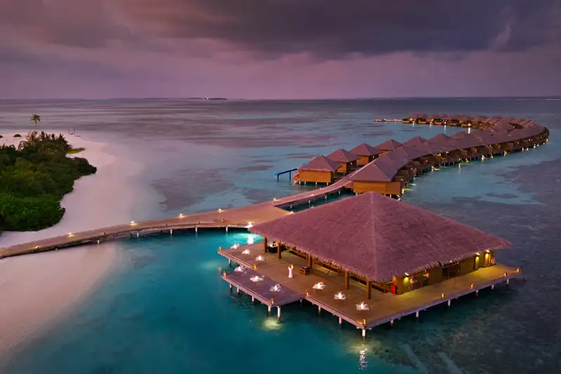 Villas sur pilotis du Cocoon Maldives au bord du lagon