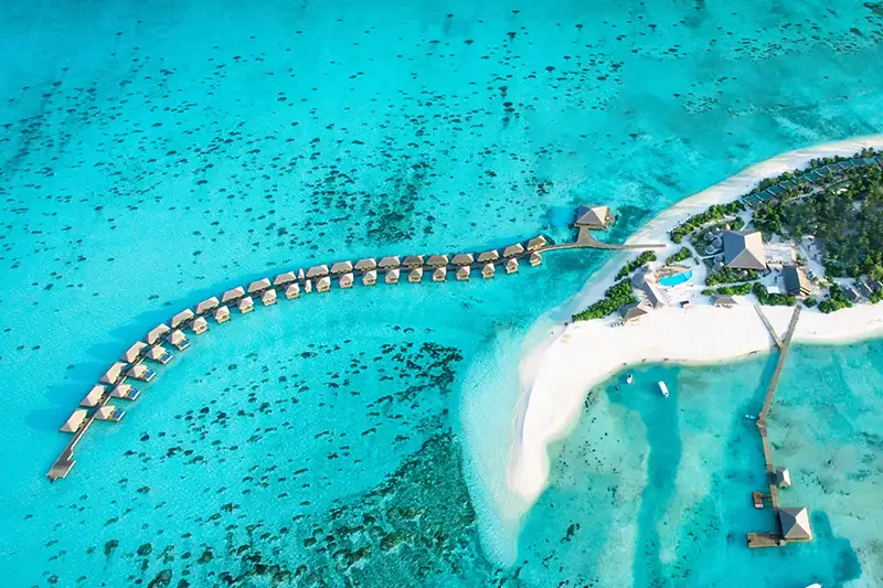 Vue aérienne du Cocoon Maldives et de ses villas sur le lagon