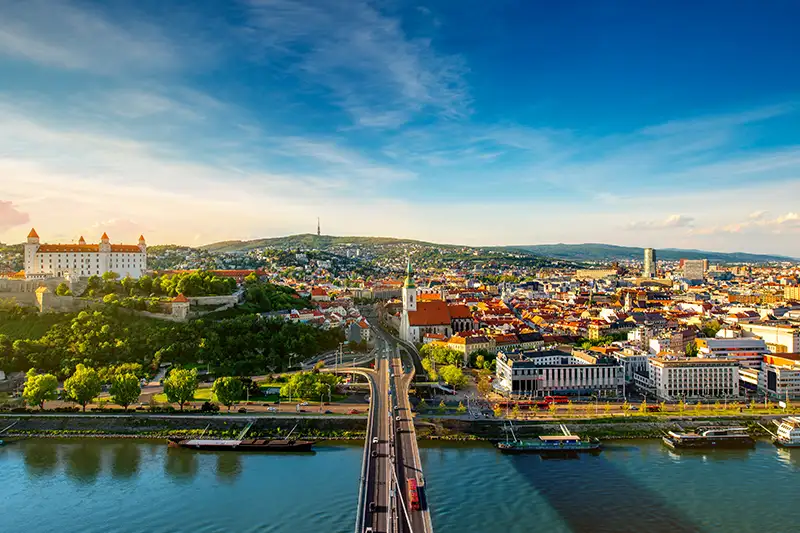 Vue de Bratislava depuis le Danube lors d’une croisière en Europe centrale