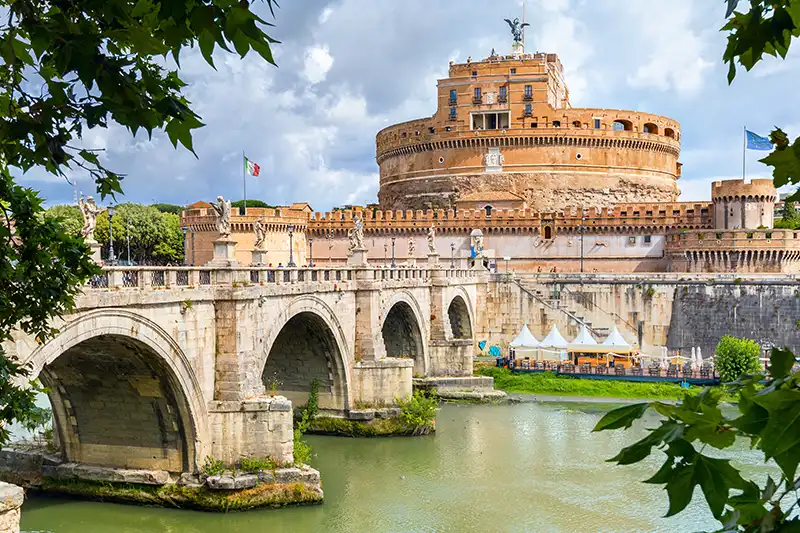 Rome et le château Saint-Ange lors d’une croisière Explora Journeys