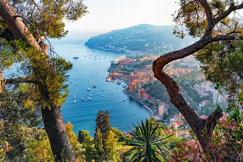 Vue sur Villefranche-sur-Mer et la Côte d’Azur lors d’une croisière en Méditerranée