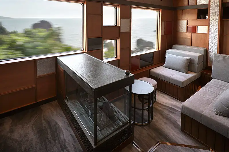 Intérieur d’une suite à bord du Train Suite Shiki-Shima au Japon pendant le séjour prestige