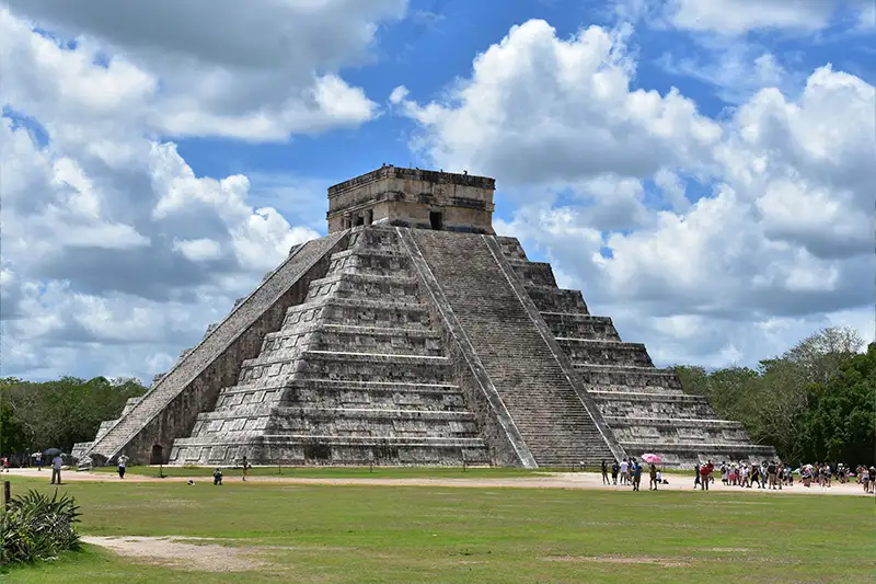 Pyramide de Kukulcán à Chichén Itzá au Mexique pendant le circuit autotour Auto-tour Yaxcaba