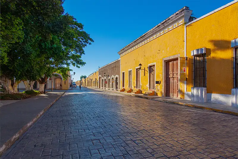 Rue colorée d’Izamal au Mexique durant le circuit autotour Auto-tour Yaxcaba