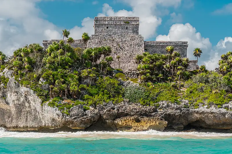 Ruines mayas de Tulum face à la mer des Caraïbes au Mexique lors du circuit autotour Auto-tour Yaxcaba