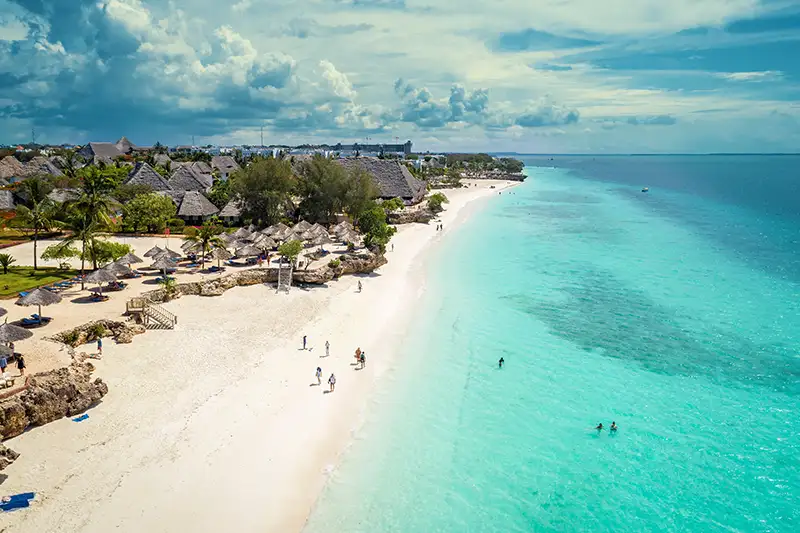 Plage de sable blanc et lagon turquoise à Zanzibar