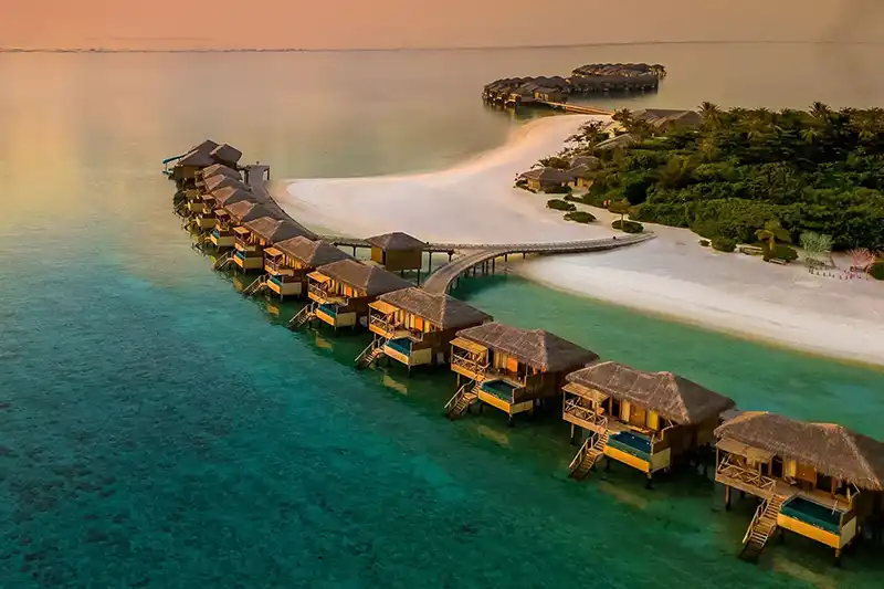Séjour aux Maldives avec villas sur pilotis et lagon turquoise Séjour aux Maldives avec villas sur pilotis et lagon turquoise