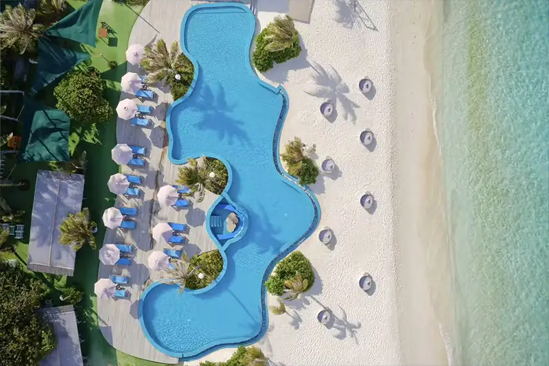 Piscine et plage de sable blanc au You & Me Maldives
