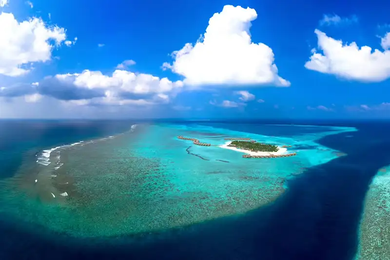 Vue aérienne de l’atoll de Raa aux Maldives pour un séjour You & Me Maldives