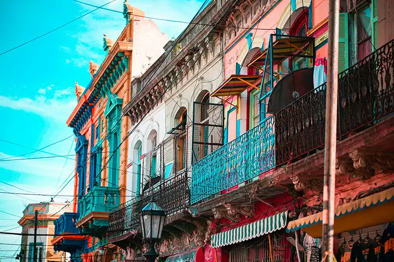 Façades colorées du quartier de Caminito à Buenos Aires