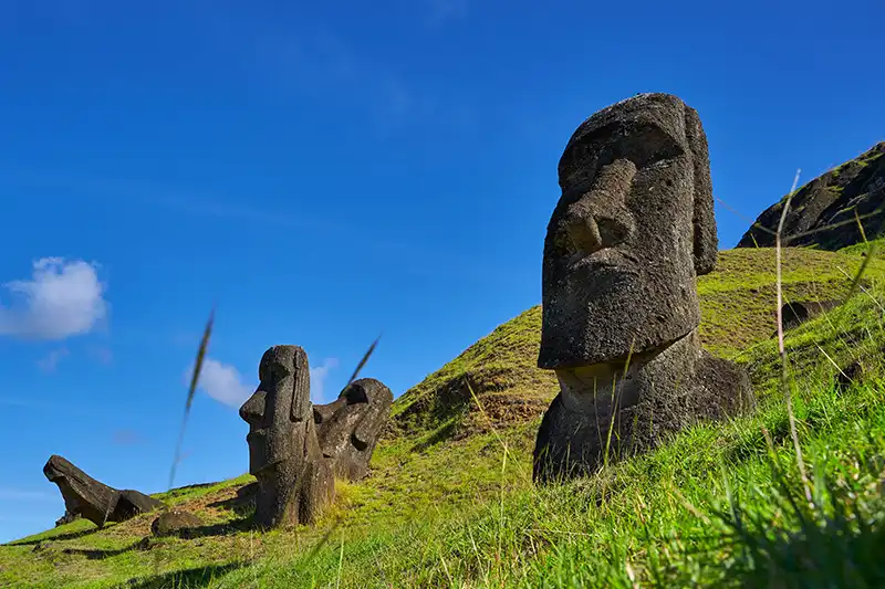 Moaïs de Rapa Nui sur l’île de Pâques au Chili
