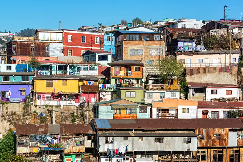 Maisons colorées sur les collines de Valparaíso au Chili