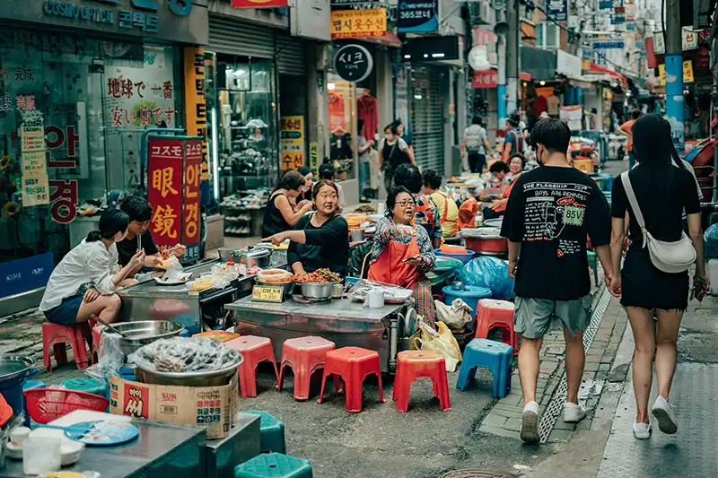 Marché local animé à Séoul pendant un voyage en Corée du Sud
