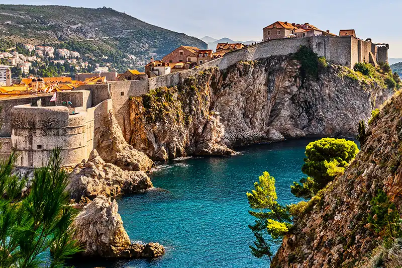 Remparts de Dubrovnik au bord de la mer Adriatique en Croatie