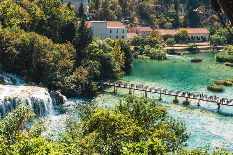 Cascades et passerelles du parc national de Krka en Croatie