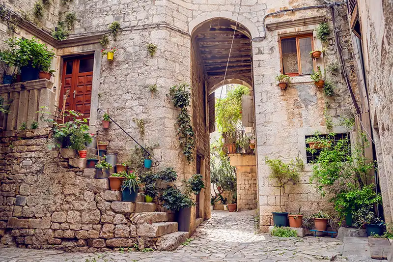 Ruelle en pierre dans la vieille ville de Trogir en Croatie