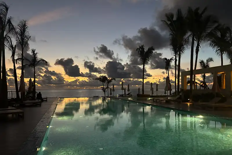 Piscine de Joud by the Sea Zanzibar au coucher du soleil