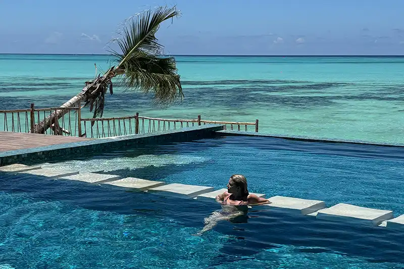 Piscine face à l’océan Indien à Joud by the Sea Zanzibar