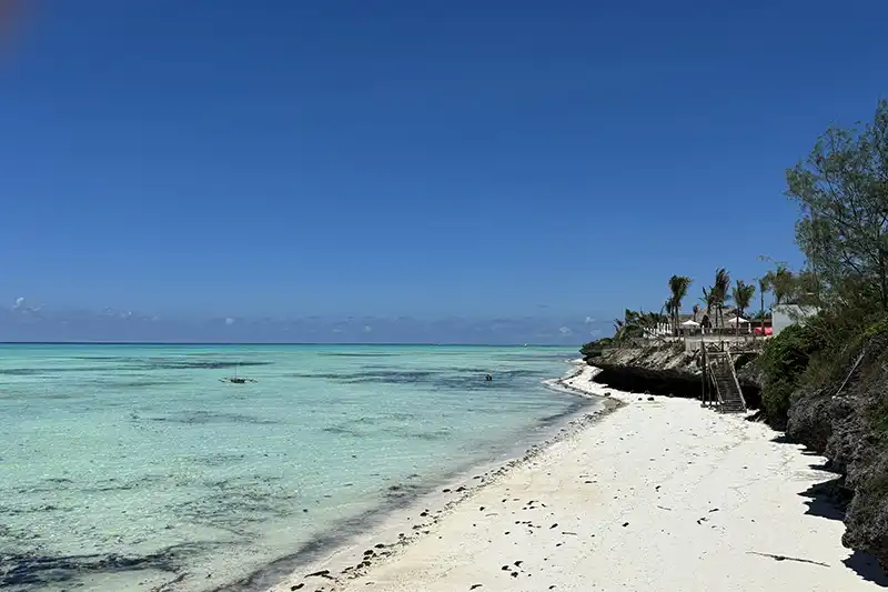 Plage de sable blanc et lagon turquoise à Joud by the Sea Zanzibar