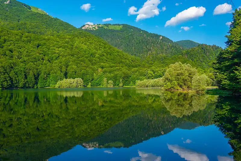 Lac de montagne dans le parc national du Durmitor au Monténégro