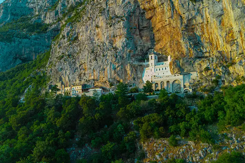 Monastère d’Ostrog construit dans la falaise au Monténégro