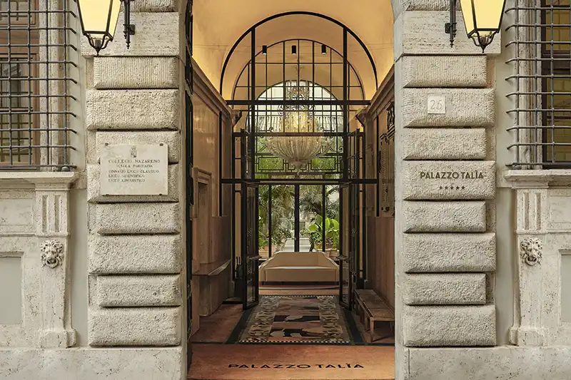 Entrée du Palazzo Talia, hôtel de luxe au cœur de Rome