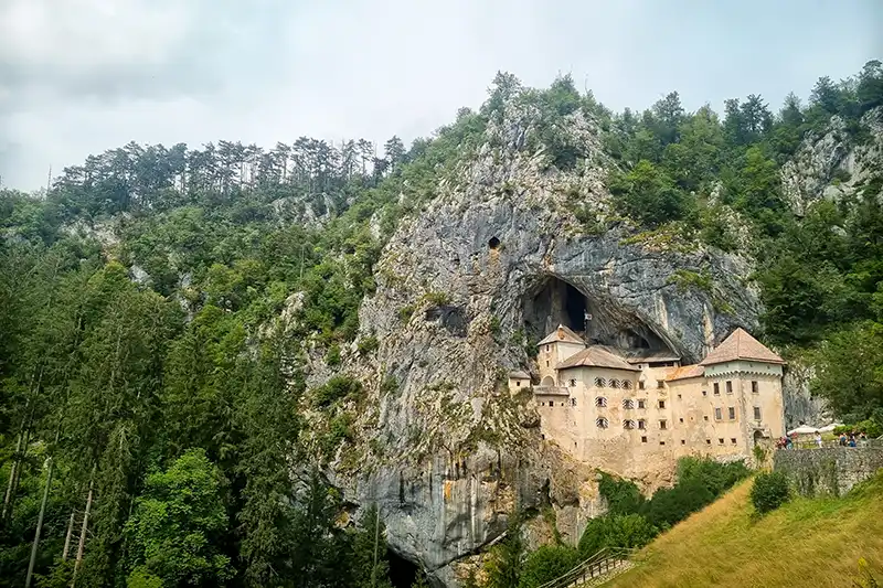 Château de Predjama construit dans une falaise en Slovénie