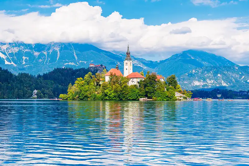 Lac de Bled et son île dans les Alpes juliennes en Slovénie