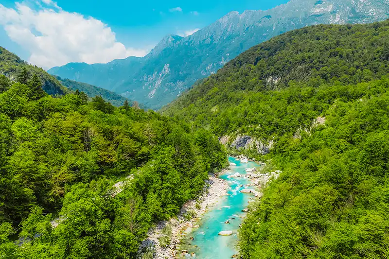 Rivière Soča dans les Alpes juliennes en Slovénie