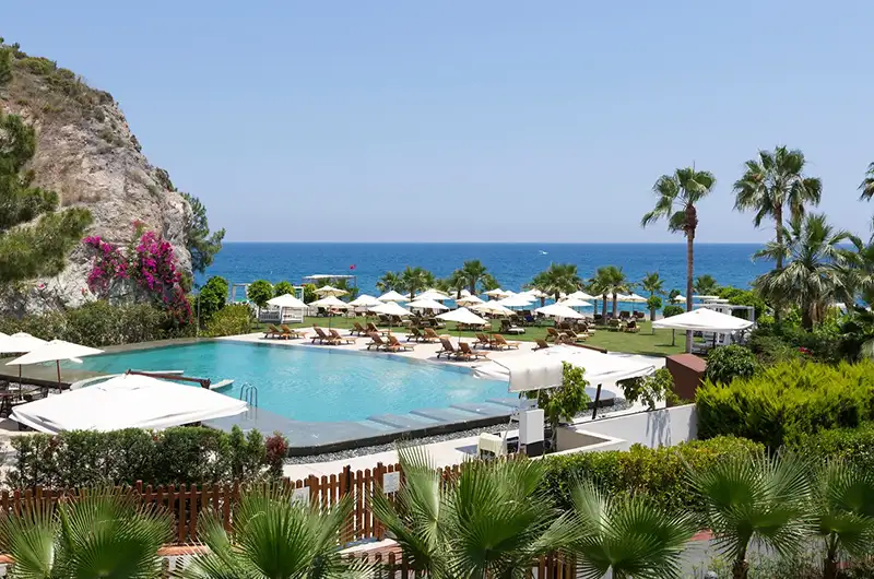 Piscine du Club Med Palmiye face à la Méditerranée en Turquie