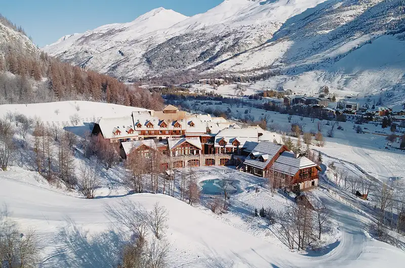 Club Med Serre Chevalier au cœur des montagnes enneigées des Alpes